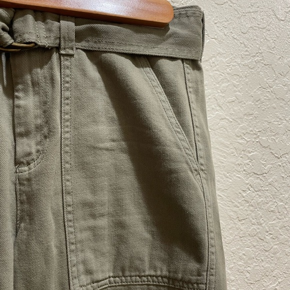 Banana Republic cargo capri in olive green/ sage color. Comes w/ matching belt. - Picture 15 of 16